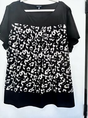 Ellen Tracy Black and White Printed Short Sleeve Blouse